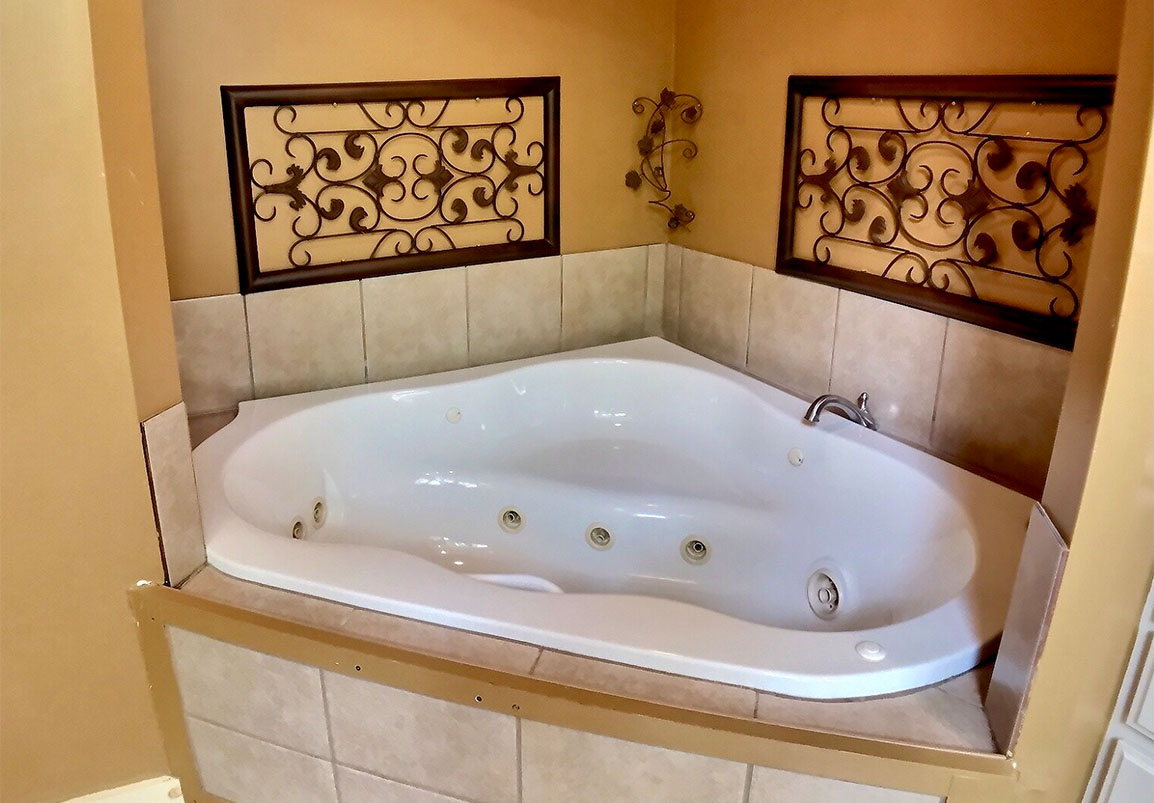Chateau Treehouse Jetted Spa Tub